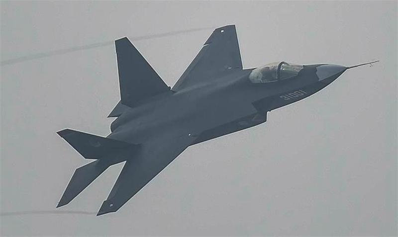 解放军新型战机“歼-35”疑曝光 台学者：将助大陆两栖攻击舰成为“准航母”