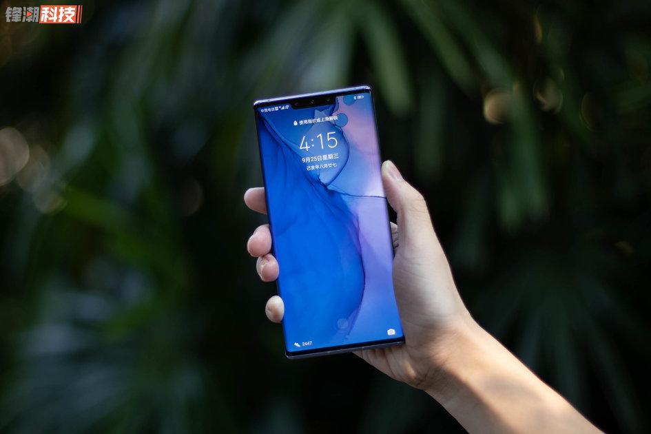 华为 Mate30 Pro 图赏：屏幕无边界，身后有光环
