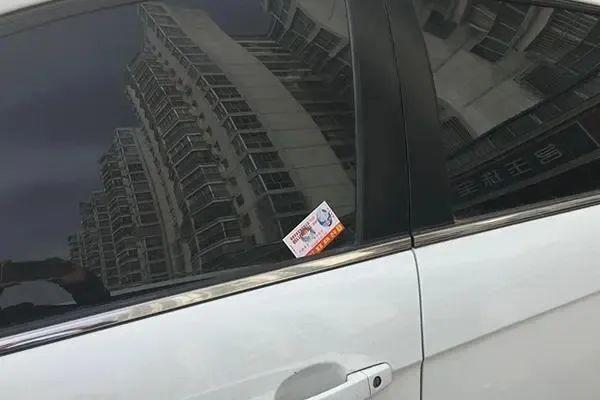 男子凌晨扫街贴涉黄“小卡片”！安徽一地警方开始行动！