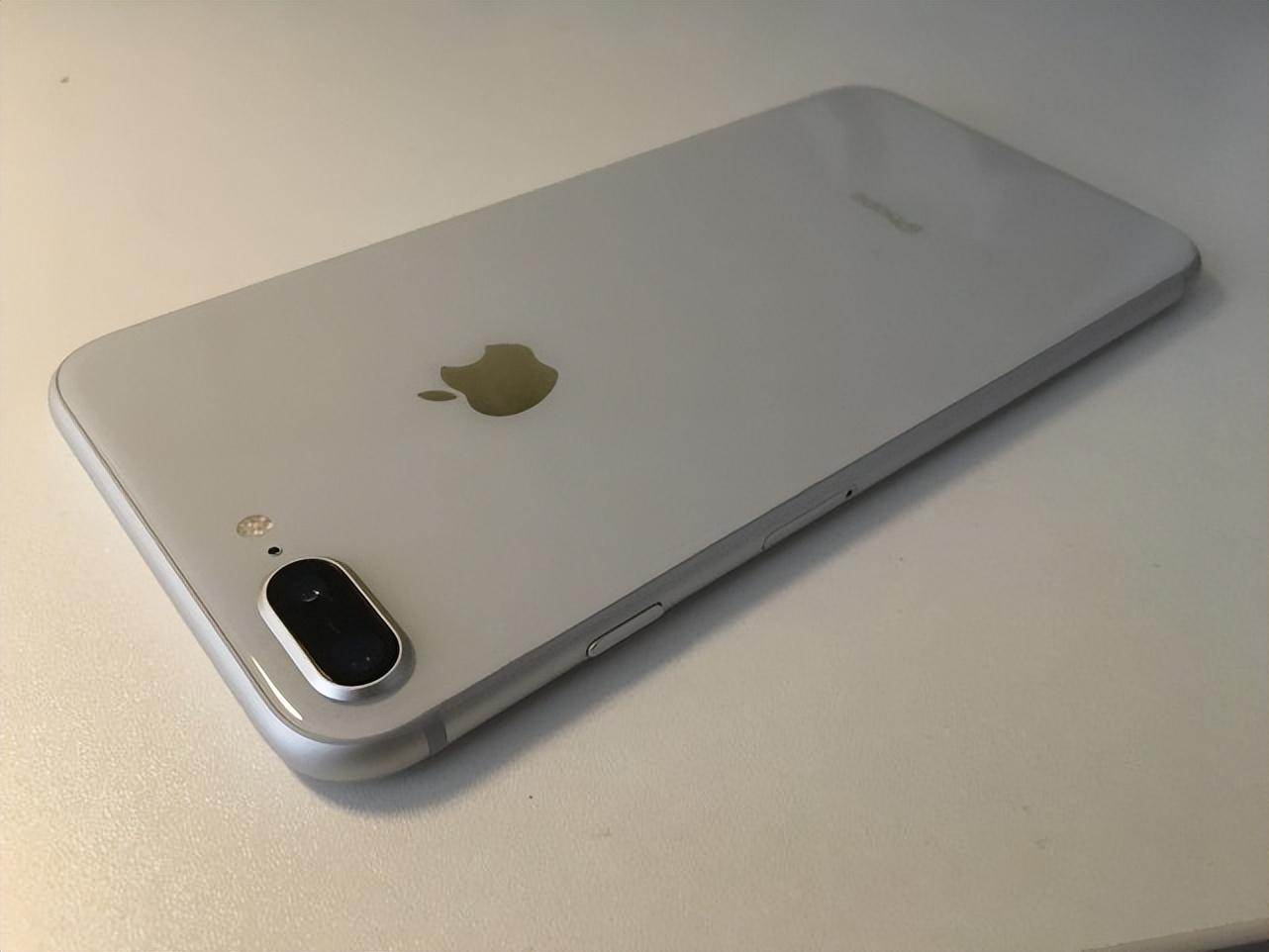 iPhone8Plus还能用几年？现在入手划算不？内行人这样回答