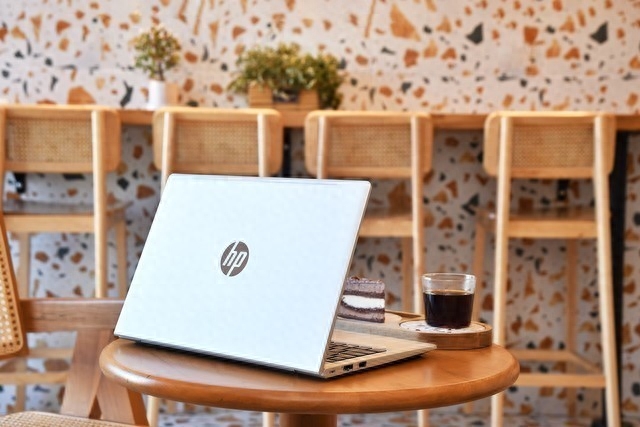 瞧这款笔记本是不是特有商务气质 关键还便宜