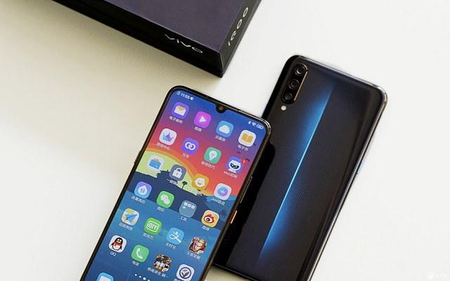 1分钟看懂vivo iQOO配置参数和图赏 生来强悍自带游戏属性