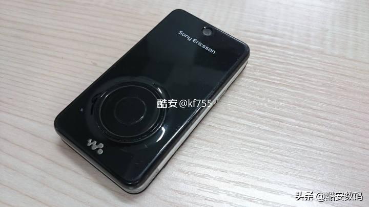 史上第一款三屏幕手机，Walkman翻盖艺术品