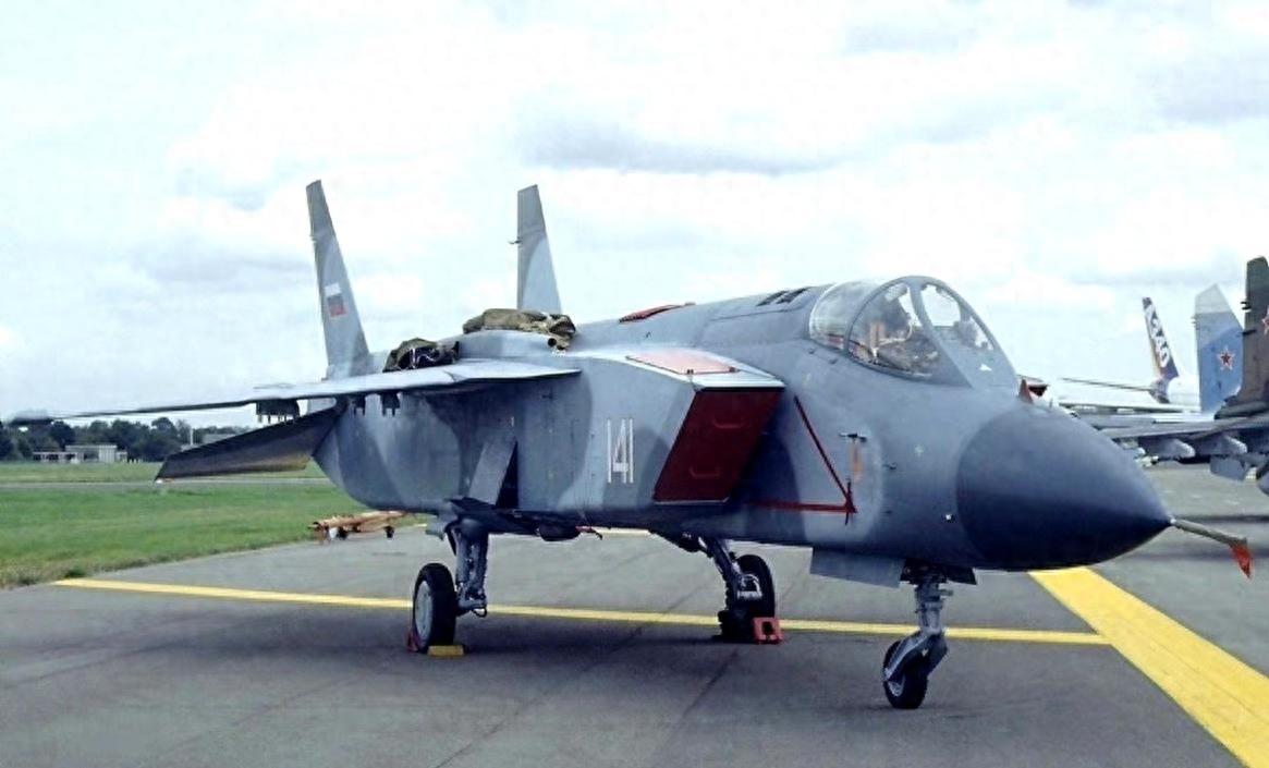 我国歼35强势亮相，垂直起降版本问世？性能或将碾压美F35