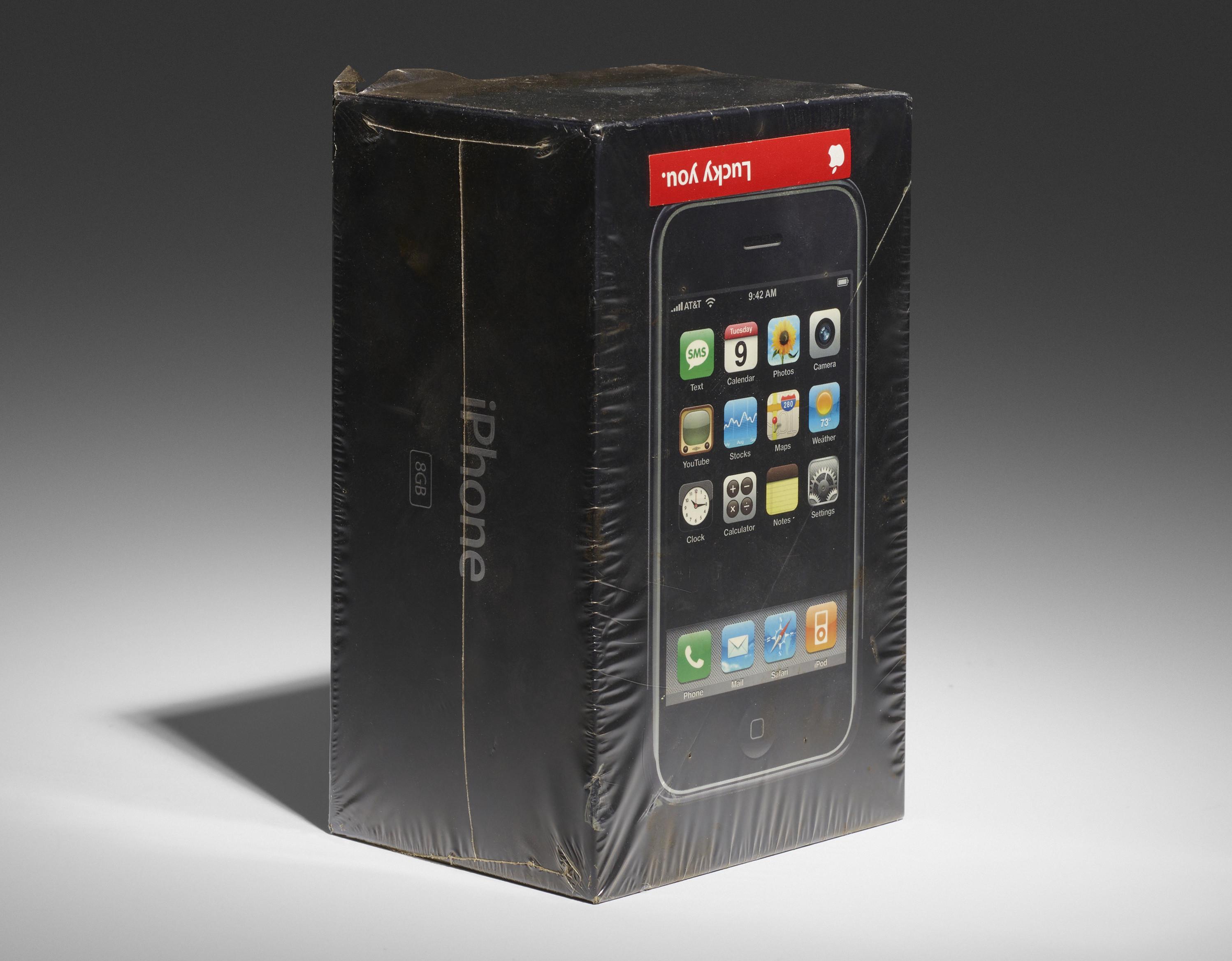包含罕见的"幸运的你"贴纸密封的初代iPhone以40000美元售出