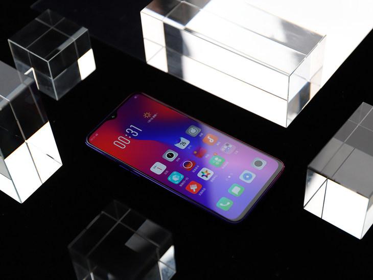 很给力！首发骁龙670移动平台 OPPO R17性能强悍