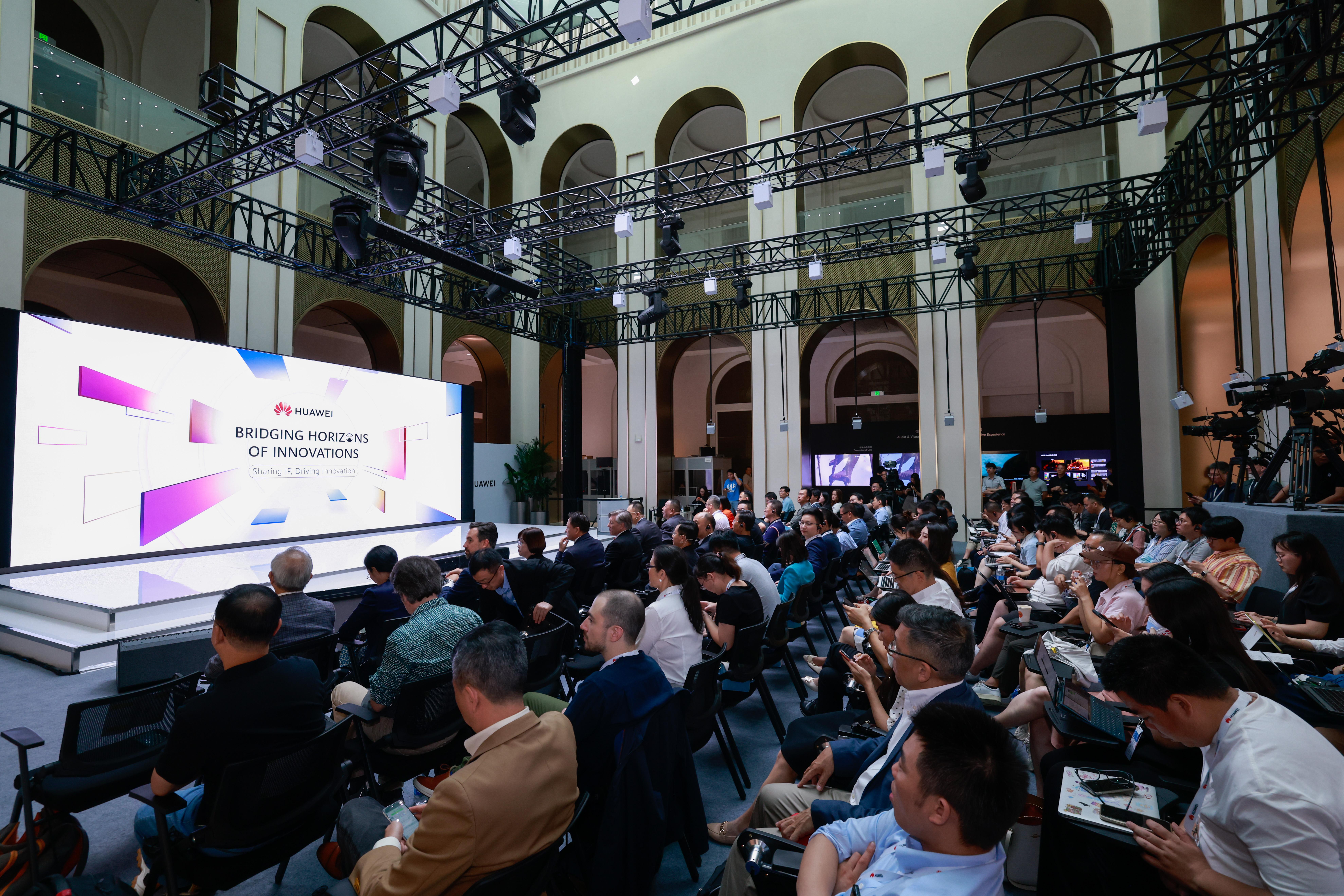 华为公布多项专利许可计划和费率，5G手机上限为2.5美元一台