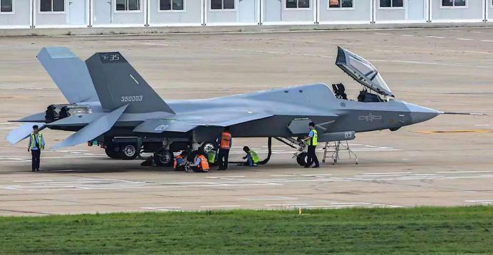 歼35现身央视军宣画面，或海空两用，不光上舰航母还要装备空军？