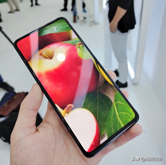 真正全面屏新机发布：8月26日的翻转式、9月1日的屏下摄像头