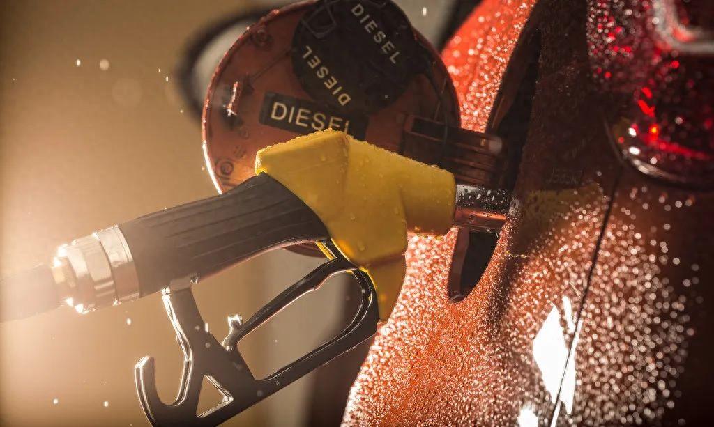 油价调整最新消息：今日2月6日，92、95号汽油预计下调115元/吨