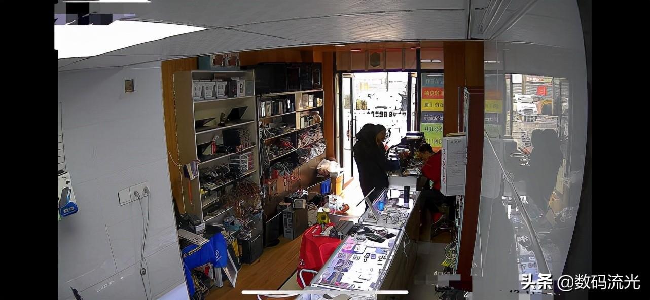 这学生心真是够大的，花2500买这种苹果7Plus，商家真是太黑了