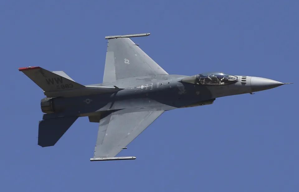 乌称有F-16就能赢，俄开战以来最大损失很蹊跷，美预警机或已参战