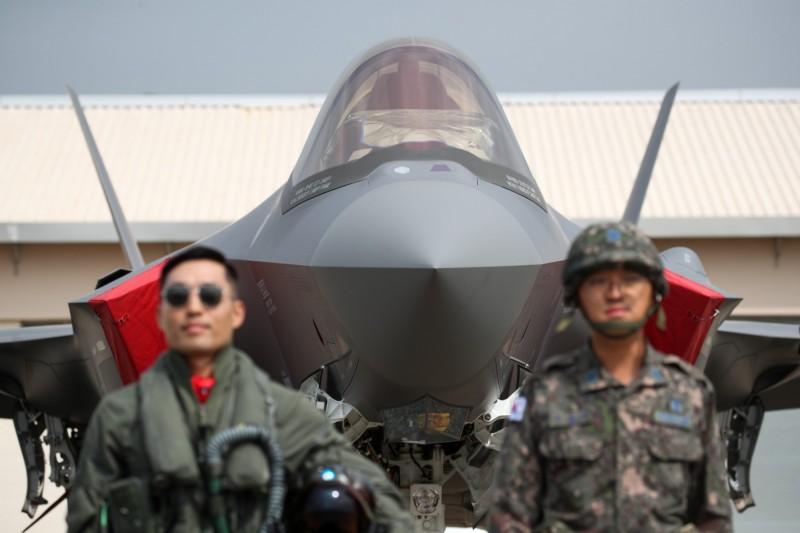 韩国上演惊险一幕，F35A战机扑向跑道，起落架失效，最终成功迫降