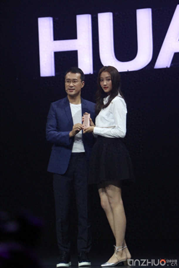 张艺兴/关晓彤亲临华为发布会现场:获赠纪念版华为nova