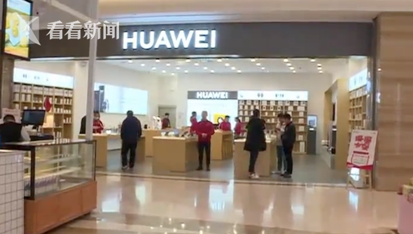 买手机提货先交299元“插队费”？店家：是贴膜费和碎屏险