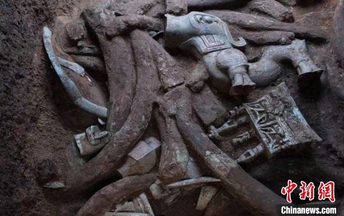 三星堆遗址发现迄今为止最大青铜神坛 造型复杂程度前所未见