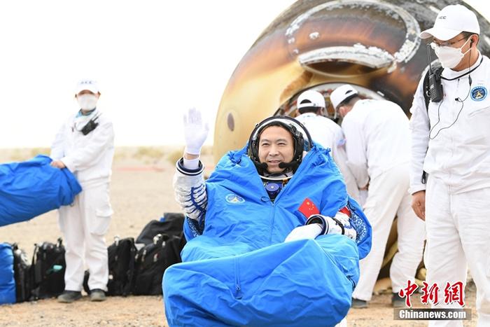 神舟十五号载人飞船返回舱成功着陆 神舟十五号载人飞行任务取得圆满成功