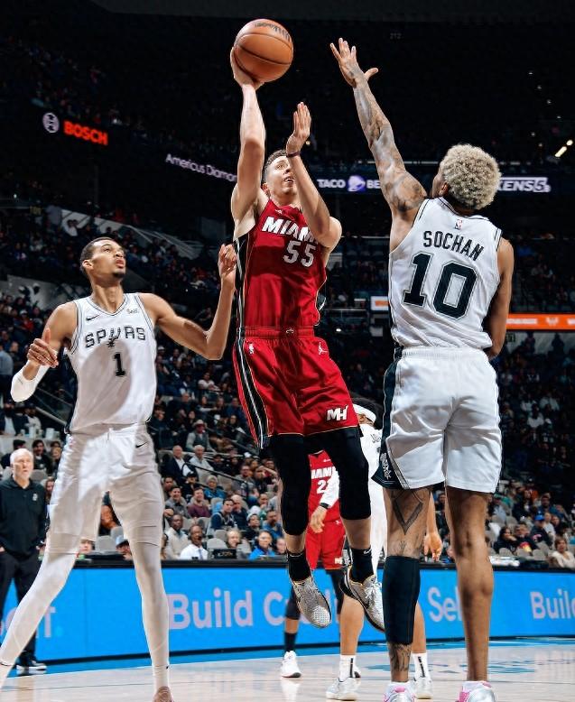 阿德巴约24分11板热火擒马刺获5连胜，文班18+11+7+7失误