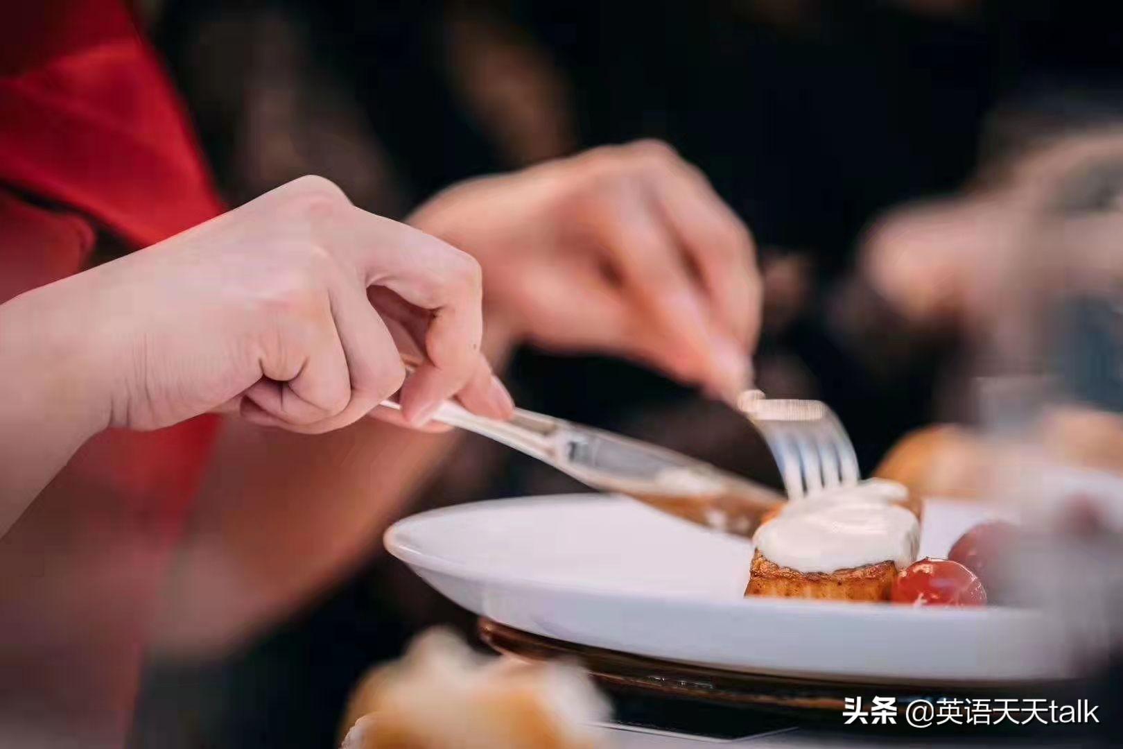 英语“我请客”，日常表达怎么说？