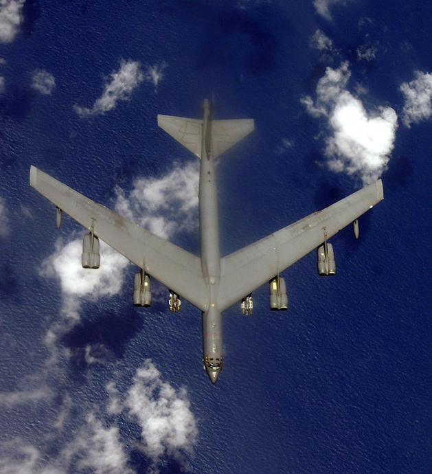 B-52轰炸机究竟有多大？看看对比图，与谁同框都是“巨无霸”