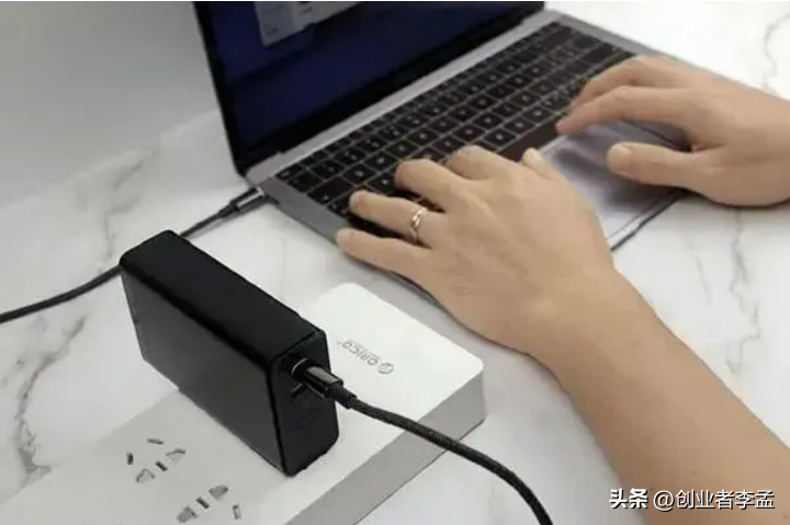 长时间不使用的笔记本电脑，应该保持插电状态还是断开电源？