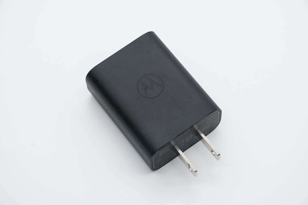 内置国产电源方案，简单亦高效，摩托罗拉20W快充充电器拆解