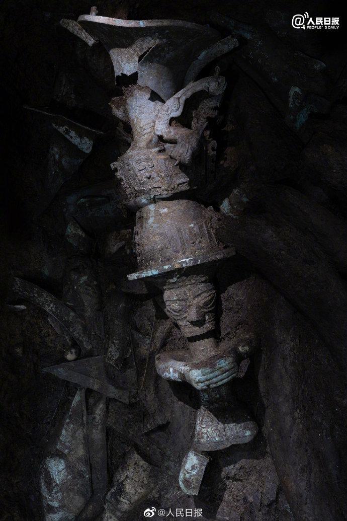 三星堆青铜顶尊人像亮相,大眼咧嘴表情夸张!网友直呼惊艳