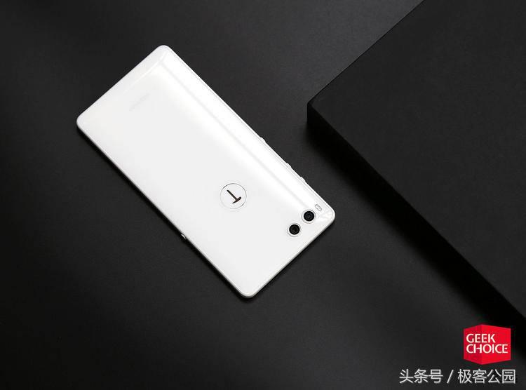 坚果 R1 纯白色版图赏：迄今为止最好看的锤子手机