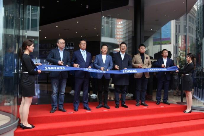 三星中国最大旗舰体验店上海开业：位于苹果零售店对面