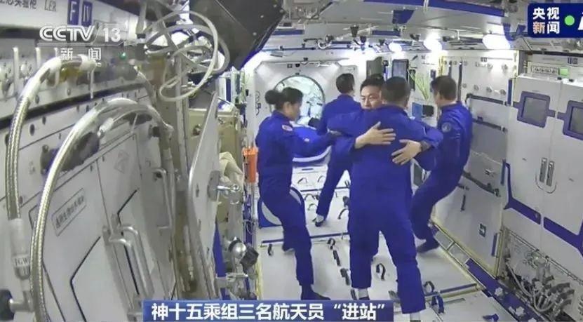 6名中国航天员紧紧相拥，这一刻，中国人的目光投向月球、火星…