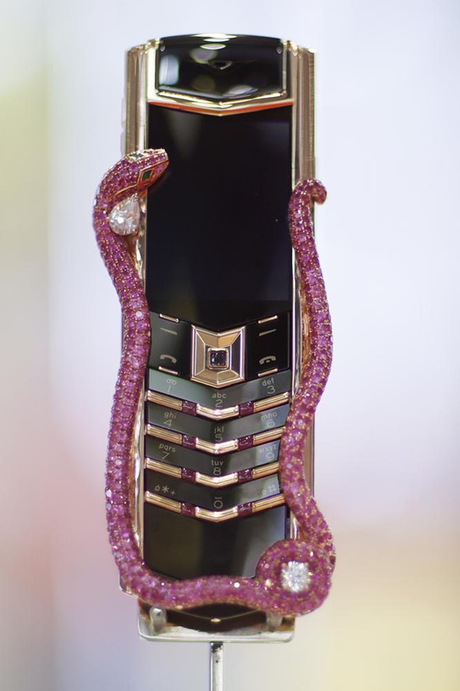 售价289万元的非智能手机,最贵的可能不是钻石