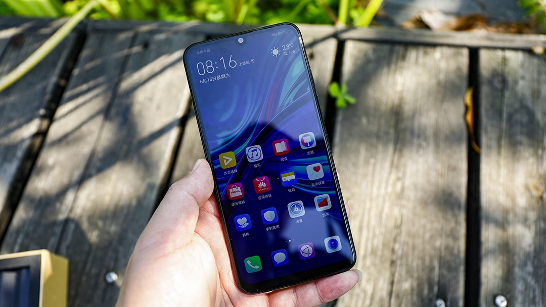 无畏前行2400万AI三摄视野全开,华为麦芒8全面评测