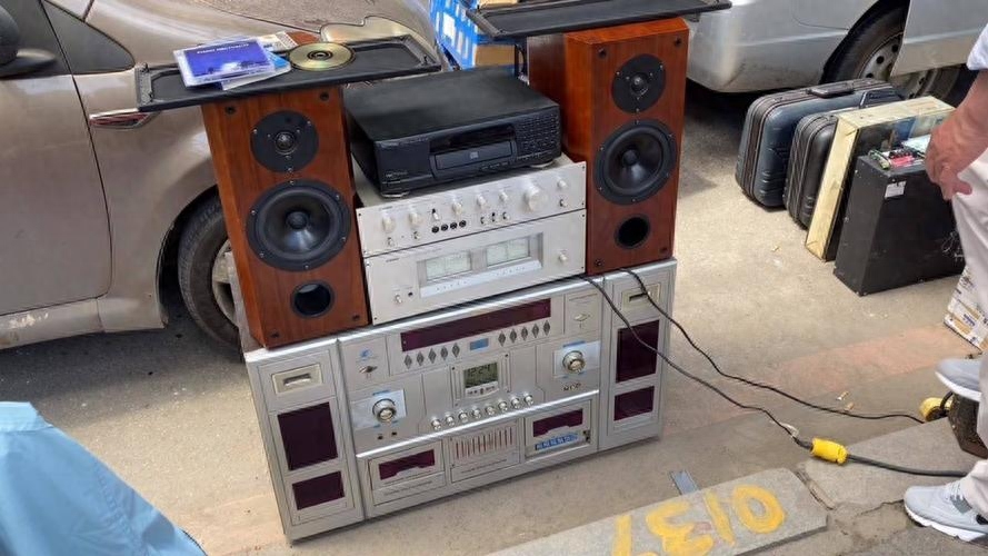 旧货市场一套组合音响,摊主要价15000,说一根线就值6000?值吗