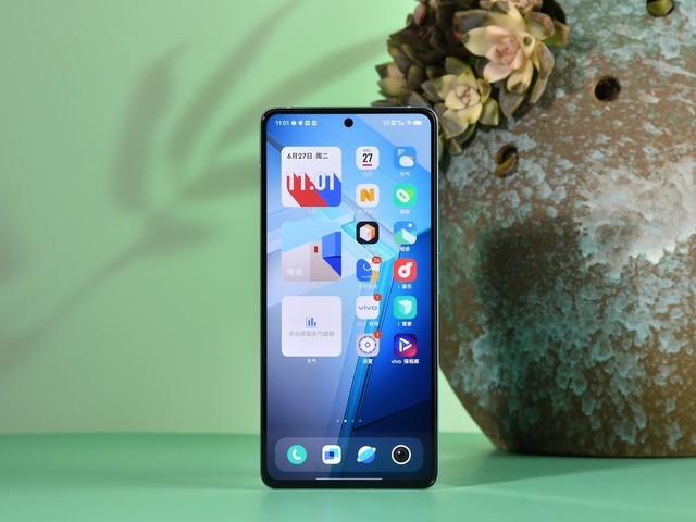 iQOO 11S详细技术解读:超算独显芯片下的全能电竞屏幕