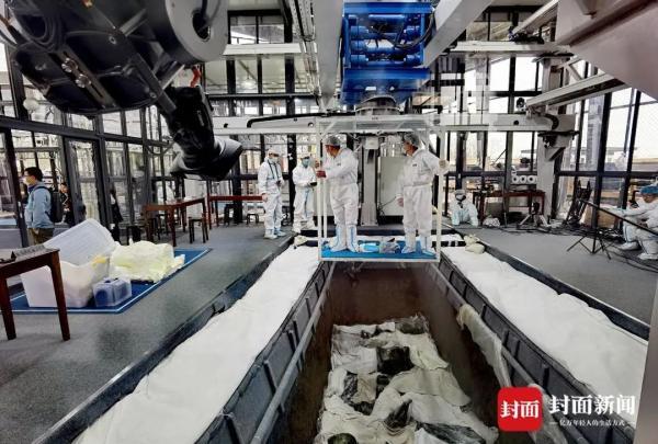 一锄头挖出“三星堆”的村民还原挖掘全过程:因体重无法下坑