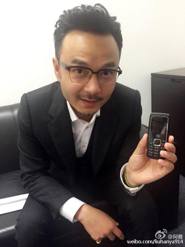 主持人汪涵晒自用古董手机 这啥型号?