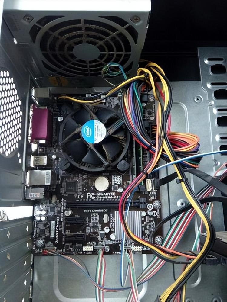 前天65块收了一台电脑主机 还有一块主板 拆开看一下能价值多少