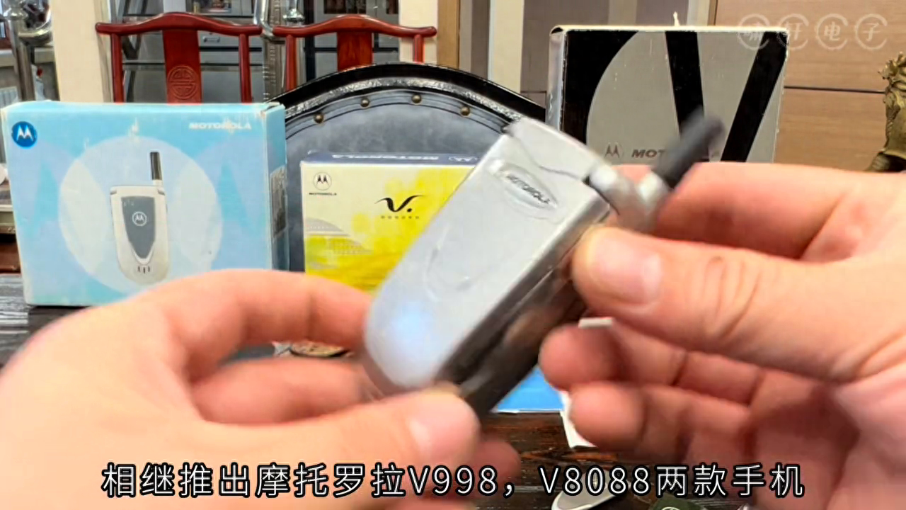 摩托罗拉V66，当年最小巧的GPRS手机……  2001年高调上市