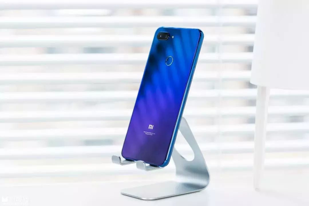 小米8青春版评测：打动年轻人的不仅是性价比