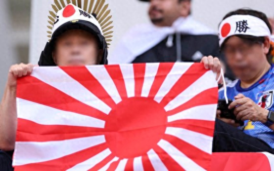 世界杯赛场看台突现“旭日旗”!韩网友:这些日本球迷行为丢尽脸面