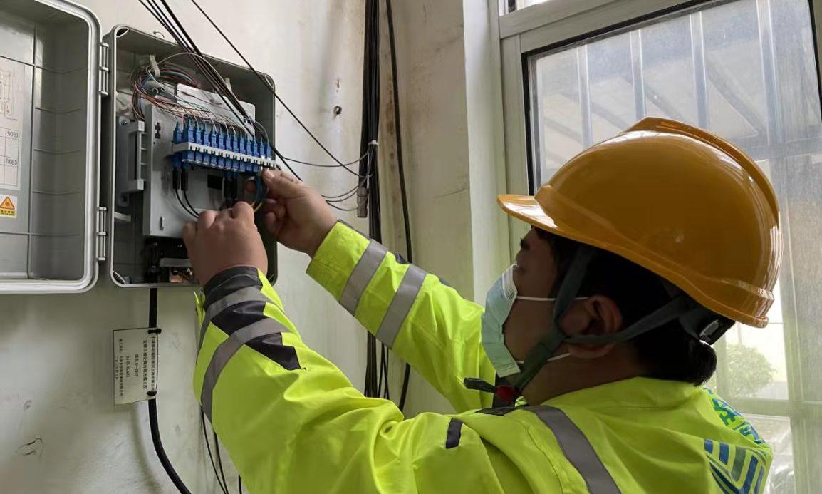 装宽带、调设备、上门送饭……在这个闭环管理小区里，上海移动“包师傅”小