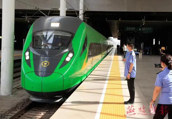 “绿巨人”动车组列车首次开进石家庄站
