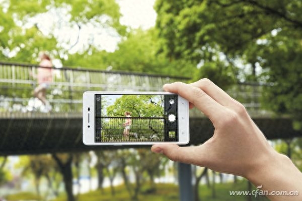 一闪动人心 OPPO R7智能手机评测