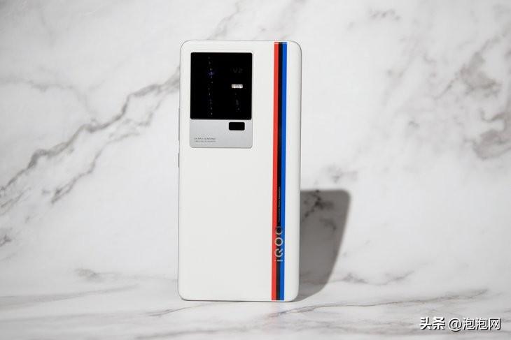 iQOO 11评测：旗舰双芯搭配2K 144Hz直屏，电竞体验再突破