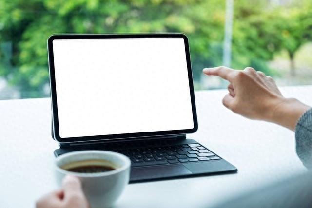 电脑开机黑屏怎么办？教你3个解决方法，自己在家也能轻松修好