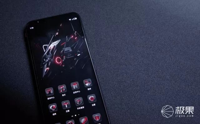 手机界刮起红色&quot;龙卷风&quot;,带你见识这款游戏手机中的战斗机