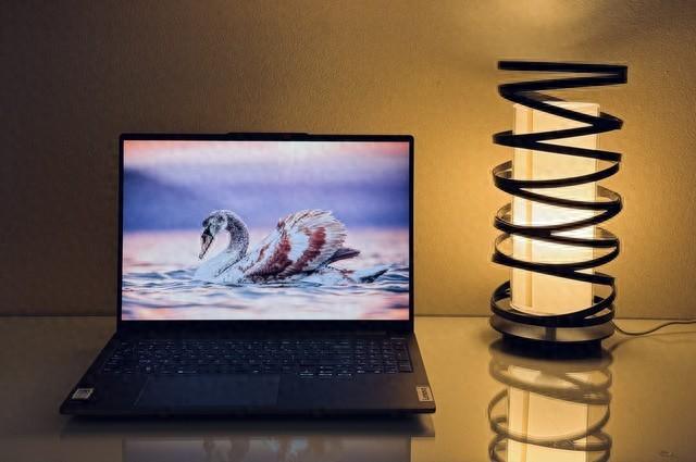 拥抱AI PC时代,酷睿Ultra带来三大体验进化!上手体验联想小新Pro 16 2024