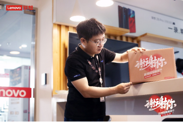 感谢有你，联想东北消费业务总经理为15年老用户送货