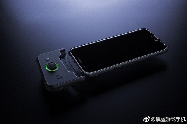 是“游戏手机”还是“手机+手柄”？