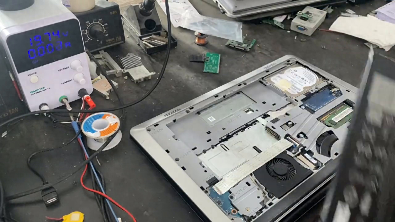 【戴尔维修】戴尔笔记本插电开机没反应，拆掉后壳，拿掉电池